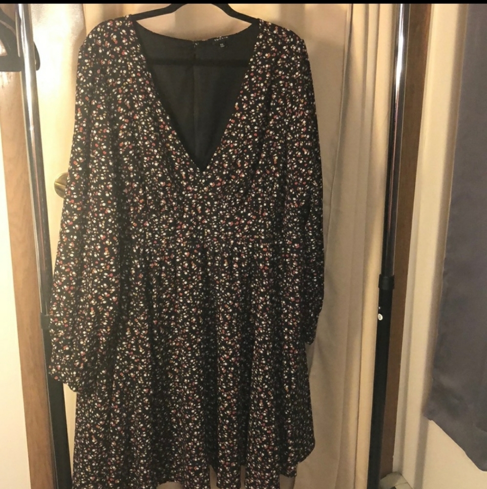 Pretty V-cut floral dress